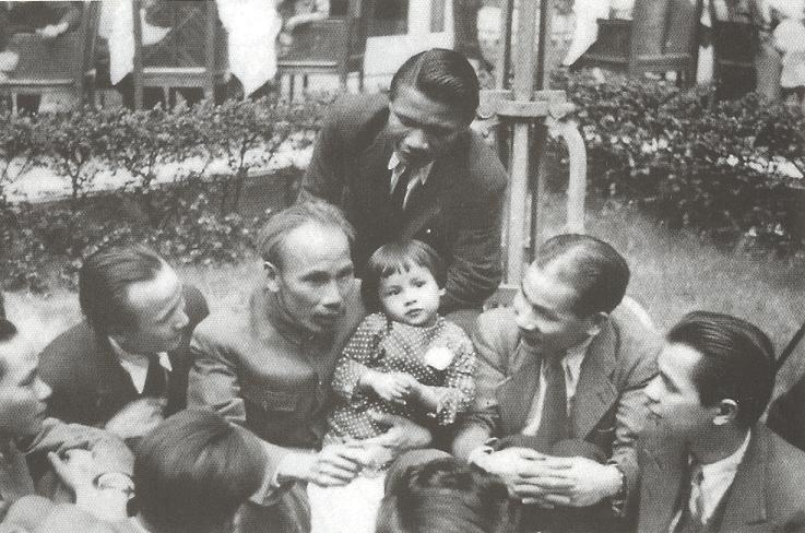 Chủ tịch Hồ Chí Minh gặp gỡ Việt kiều tại Pháp, năm 1946. (Nguồn: Tài liệu lưu trữ Bộ Ngoại giao)